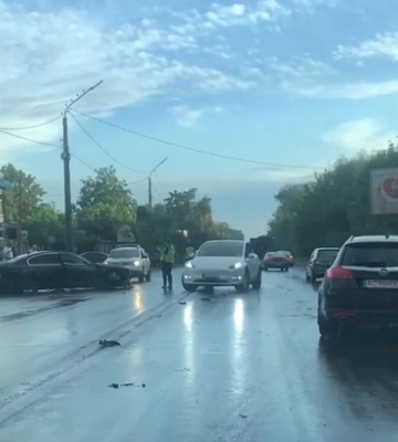Авто – вщент: у Луцьку на Набережній дві ДТП підряд (відео)