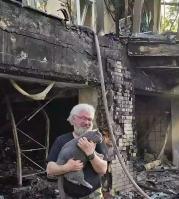 Росіяни прямим попаданням влучили у подвір`я відомого харківського волонтера Юрія Сапронова Росіяни прямим попаданням влучили у подвір`я відомого харківського волонтера Юрія Сапронова