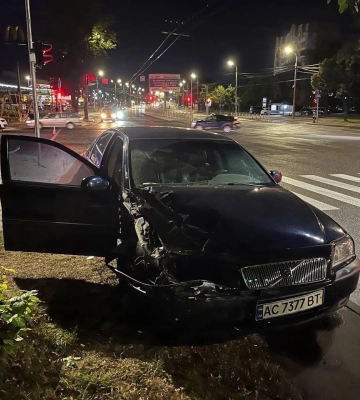 У Луцьку зіткнулися Audi та Volvo, постраждав 23-річний юнак