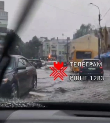 Рясний дощ затопив вулиці Рівного (ВІДЕО)