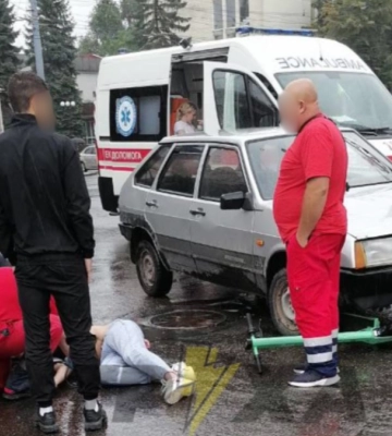 Самокатчика госпіталізували після ДТП у центрі Івано-Франківська