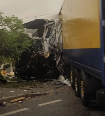 У Золочівському районі масштабна автотроща: водія вантажівки деблокували рятувальники