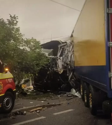 У Золочівському районі масштабна автотроща: водія вантажівки деблокували рятувальники