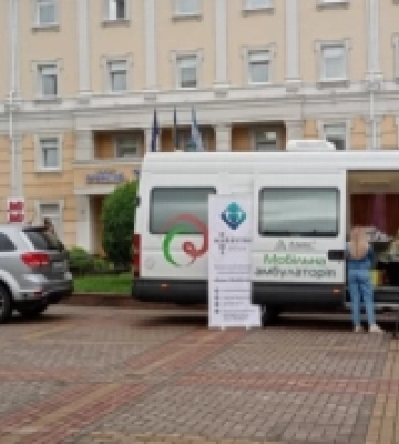 На Театральній площі у Рівному проводять виїзне медичне обстеження