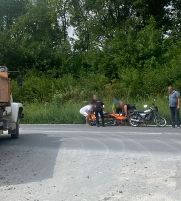 На Львівщині зіткнулось дві вантажівки: одного водія затисло всередині