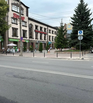 Біля «Прем’єра» у Рівному встановили стовпчики, щоб там не їздило авто
