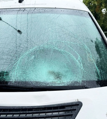 На Соборній бус збив військового