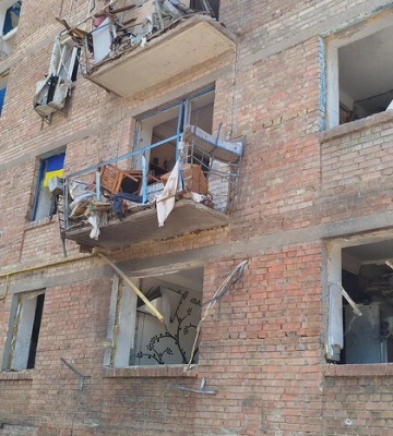 У Києві мешканці зруйнованого будинку внаслідок атаки 8 липня залишаються просто неба