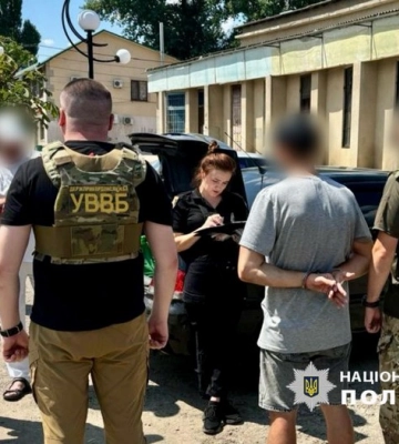 Поліцейські Одещини затримали чоловіка за надання $2500 хабаря прикордоннику