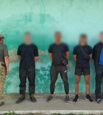 Шість груп чоловіків, які мали намір гірськими вершинами дістатись сусідньої Румунії затримали прикордонники