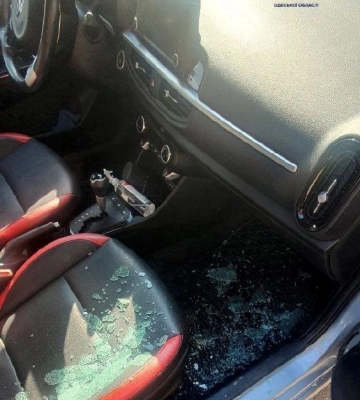 В Одесі перехожий жбурляв в автомобіль каміння і поранив пасажирку