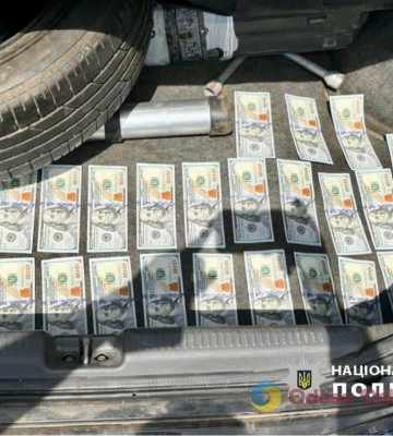 Поліцейські Одещини затримали чоловіка за надання $2500 хабаря прикордоннику