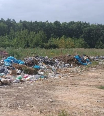 Навпроти туристичної бази на Рівненщині виявили звалище сміття