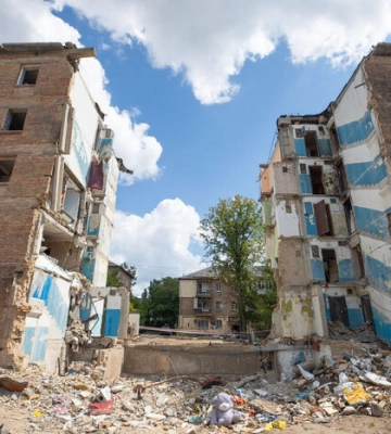 У Києві мешканці зруйнованого будинку внаслідок атаки 8 липня залишаються просто неба