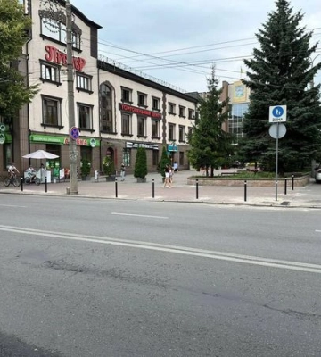 У центрі Рівного встановили обмежувальні стовпчики