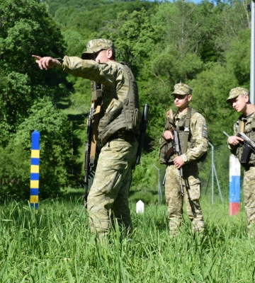 Шість груп чоловіків, які мали намір гірськими вершинами дістатись сусідньої Румунії затримали прикордонники