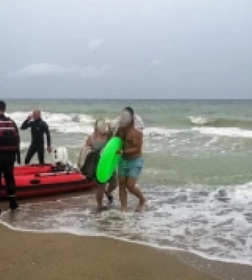 Під Одесою водолази врятували чоловіка, якого відносило у відкрите море