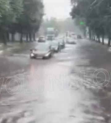 Після легенького дощу у Луцьку знову попливли вулиці (відео)