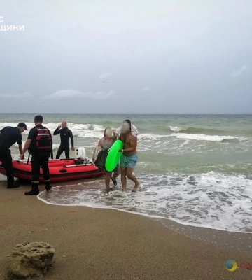 Під Одесою водолази врятували чоловіка, якого відносило у відкрите море