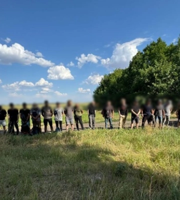 Прикордонники затримали мікроавтобус з 15 чоловіками на шляху до Молдови