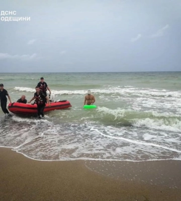 Під Одесою водолази врятували чоловіка, якого відносило у відкрите море