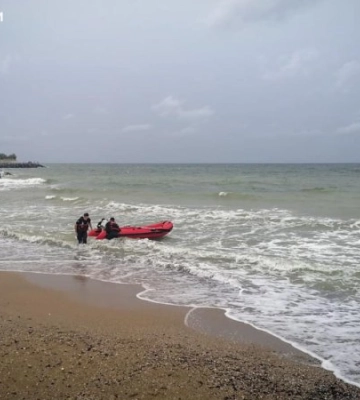 Під Одесою водолази врятували чоловіка, якого відносило у відкрите море