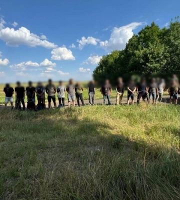 Тіснява у бусі: на кордоні затримано 15 ухилянів (відео)