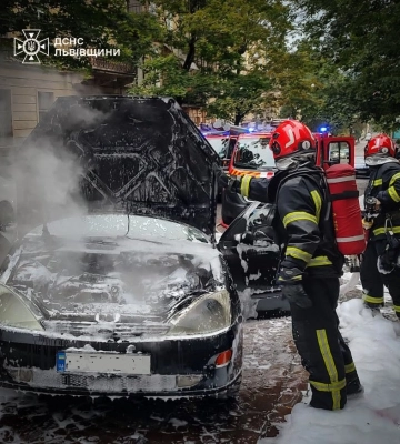 У центрі Львова вранці палала автівка - ФОТО