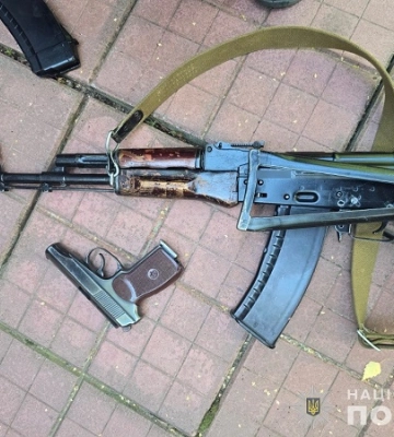 Сумські поліцейські вилучили у чоловіка зброю та набої