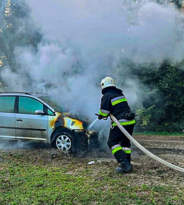 У Лебедині пожежники врятували авто (відео)