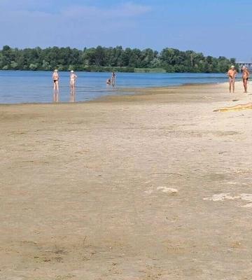 Вода на пляжі парку «Сагайдак» у Дніпрі відступила від берега на 15-20 метрів