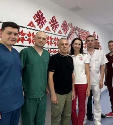 Львівські хірурги виконали протезування черевної аорти через два проколи на стегні - ФОТО