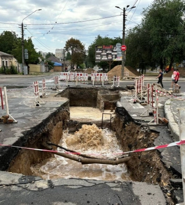 Потік води досягав 10 метрів: у Миколаєві через зношеність труби стався порив на водопроводі