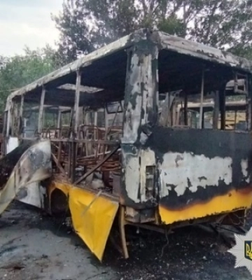 У Херсоні внаслідок обстрілу горіли списані автобуси
