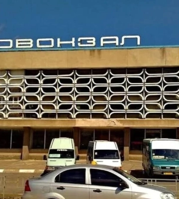 У Херсоні внаслідок обстрілу горіли списані автобуси