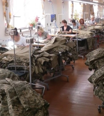У Рівному підприємство безкоштовно шиє форму для українських захисників (ВІДЕО)