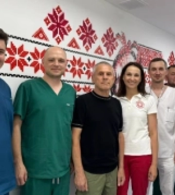 Лікар з Волині з колегами прооперували чоловіка, який міг померти від розриву аневризми