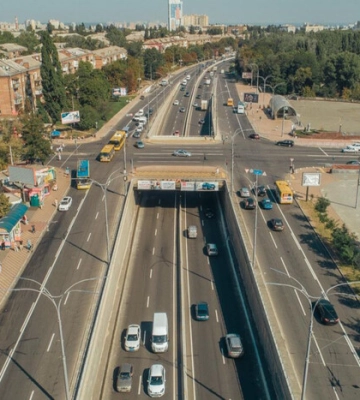 У Києві на вулиці Олени Теліги частково обмежено рух транспорту: подробиці
