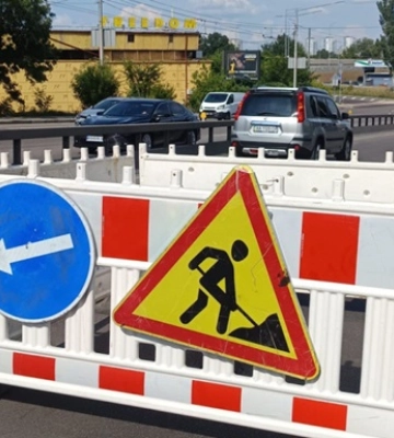 У Києві на вулиці Олени Теліги частково обмежено рух транспорту: подробиці