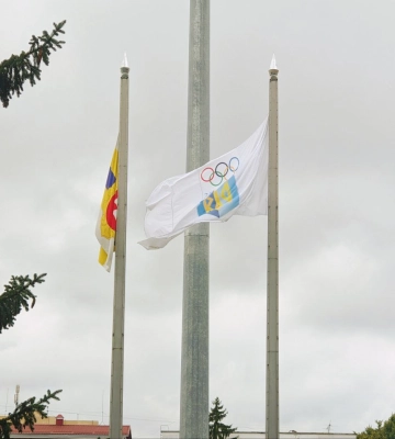 Біля військової адміністрації у Рівному замайорів сьогодні білий прапор