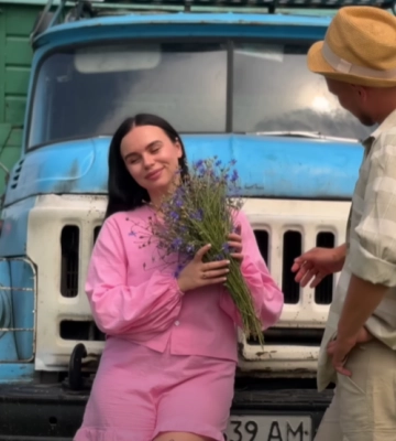 «У селі»: блогерка і співачка з Луцька випустила нову пісню
