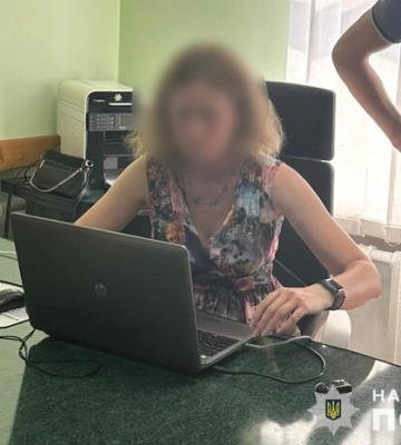 На Тернопільщині чиновниця міськради брала хабарі сертифікатами відомого парфумерного магазину