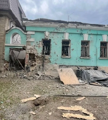 Пошкоджені будинки та навчальний заклад: поліціянти показали наслідки обстрілів за добу 