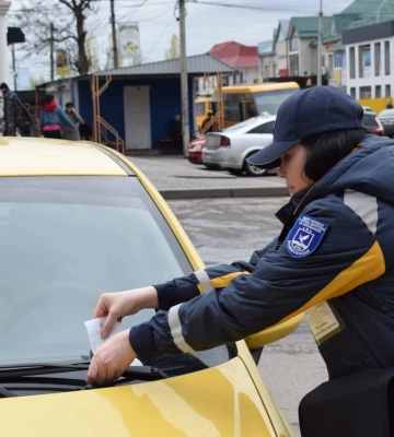 У Миколаєві інспектори з паркування почали штрафувати водіїв