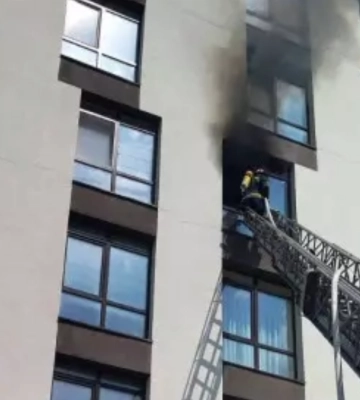 Під час ліквідації пожежі в місті Надвірна вогнеборці евакуювали людей