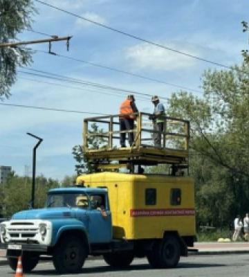 У Львові вантажівка обірвала контактну мережу: тролейбуси №25 тимчасово не курсують (ФОТО)