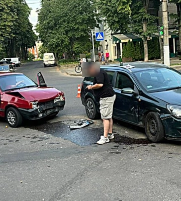 У Сумах водій пошкодив паркан будинку і втік