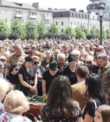 В Умані попрощалися з ексмером Олександром Цебрієм, який загинув у бою проти окупантів на Донеччині. ФОТОрепортаж