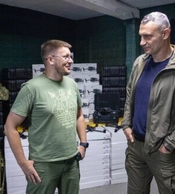 &quot;Київ і надалі допомагатиме захисникам&quot;, - Кличко передав від громади столиці та благодійної допомоги 500 дронів та РЕБів. ФОТОрепортаж