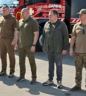 Рятувальники, поліцейські, комунальники та лікарі Дніпра отримали нагороди від міста та області